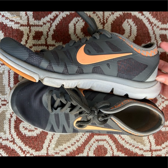 Woman’s Nike coral peach grey flex tennis shoes sneakers - Picture 1 of 5